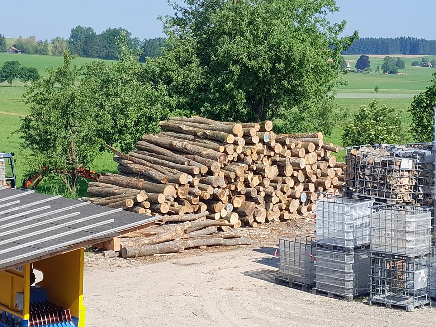 Blick über den Betrieb von Brennholz Boneberg in Muthmannshofen