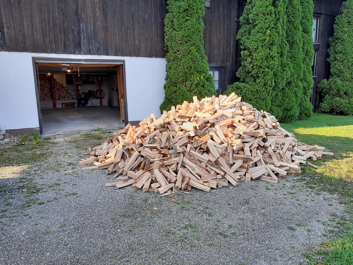 Geliefertes Brennholz vor der Einlagerung