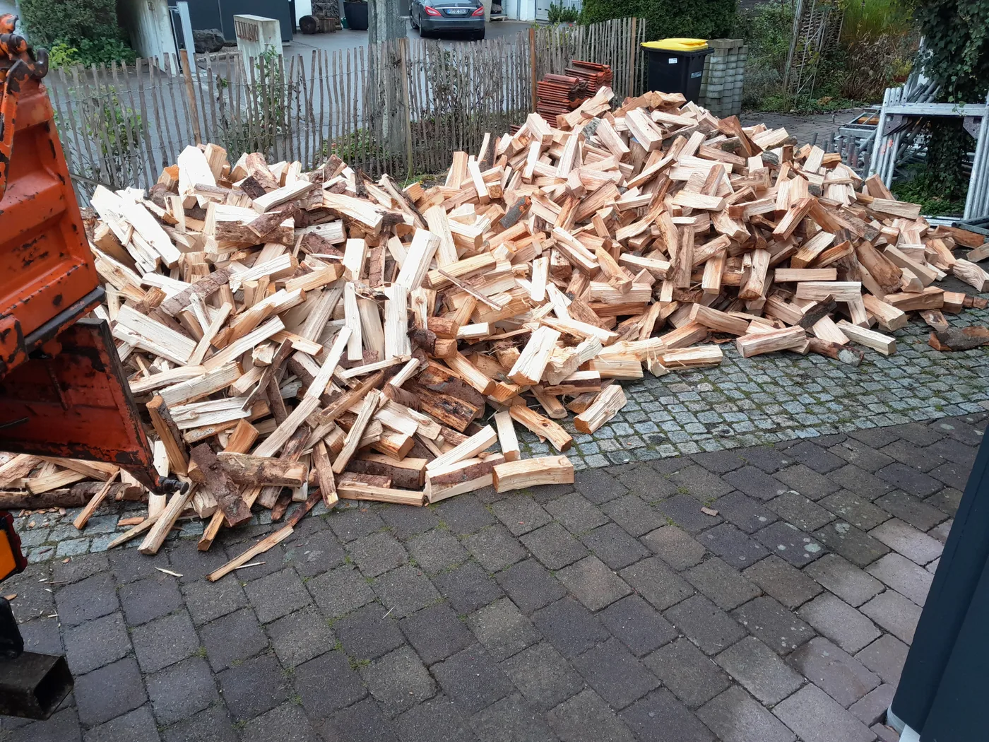 Geliefertes Brennholz lose auf einem Hof
