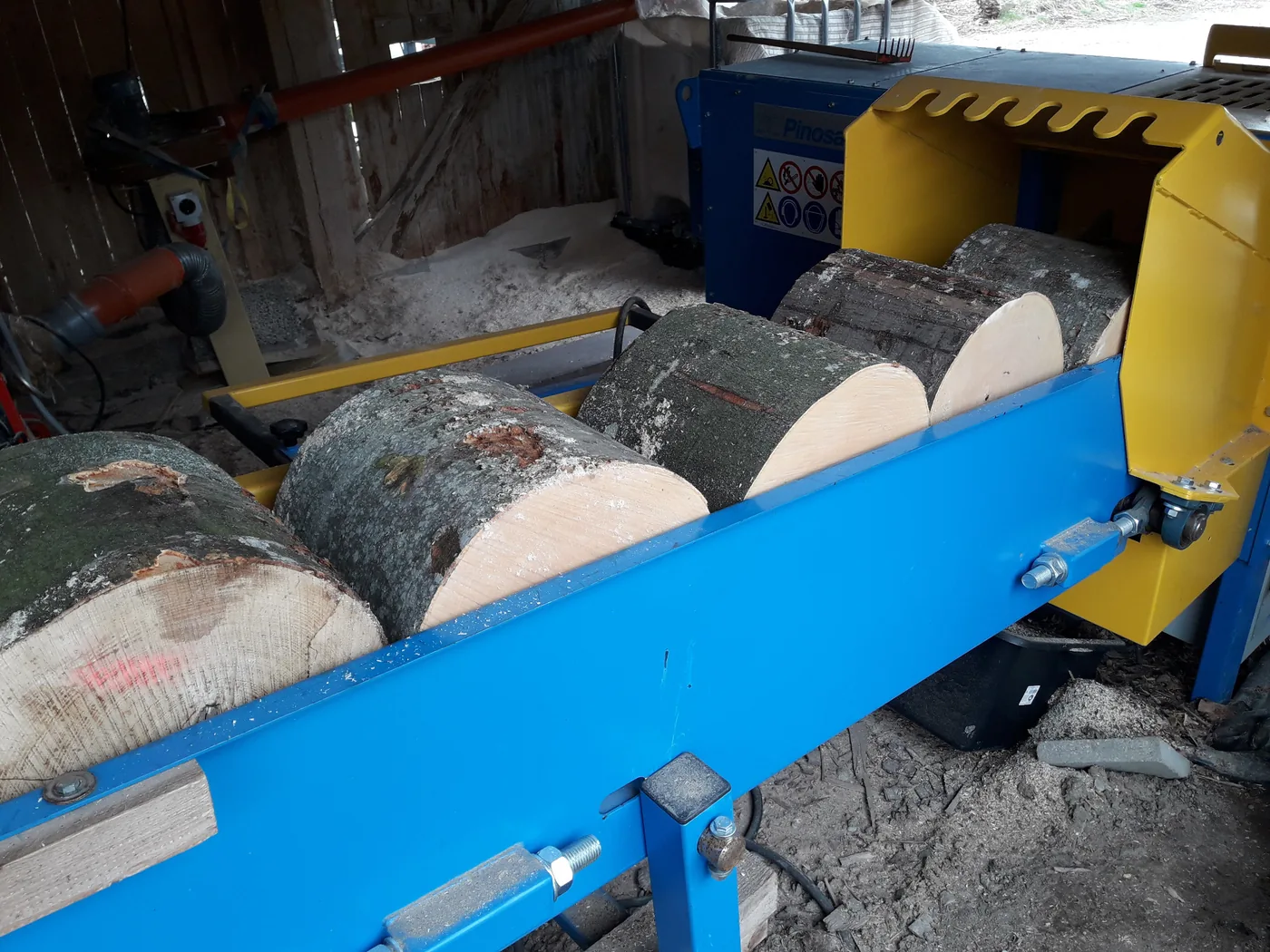 Gesägte Holzabschnitte vor dem Spalten zu Brennholz